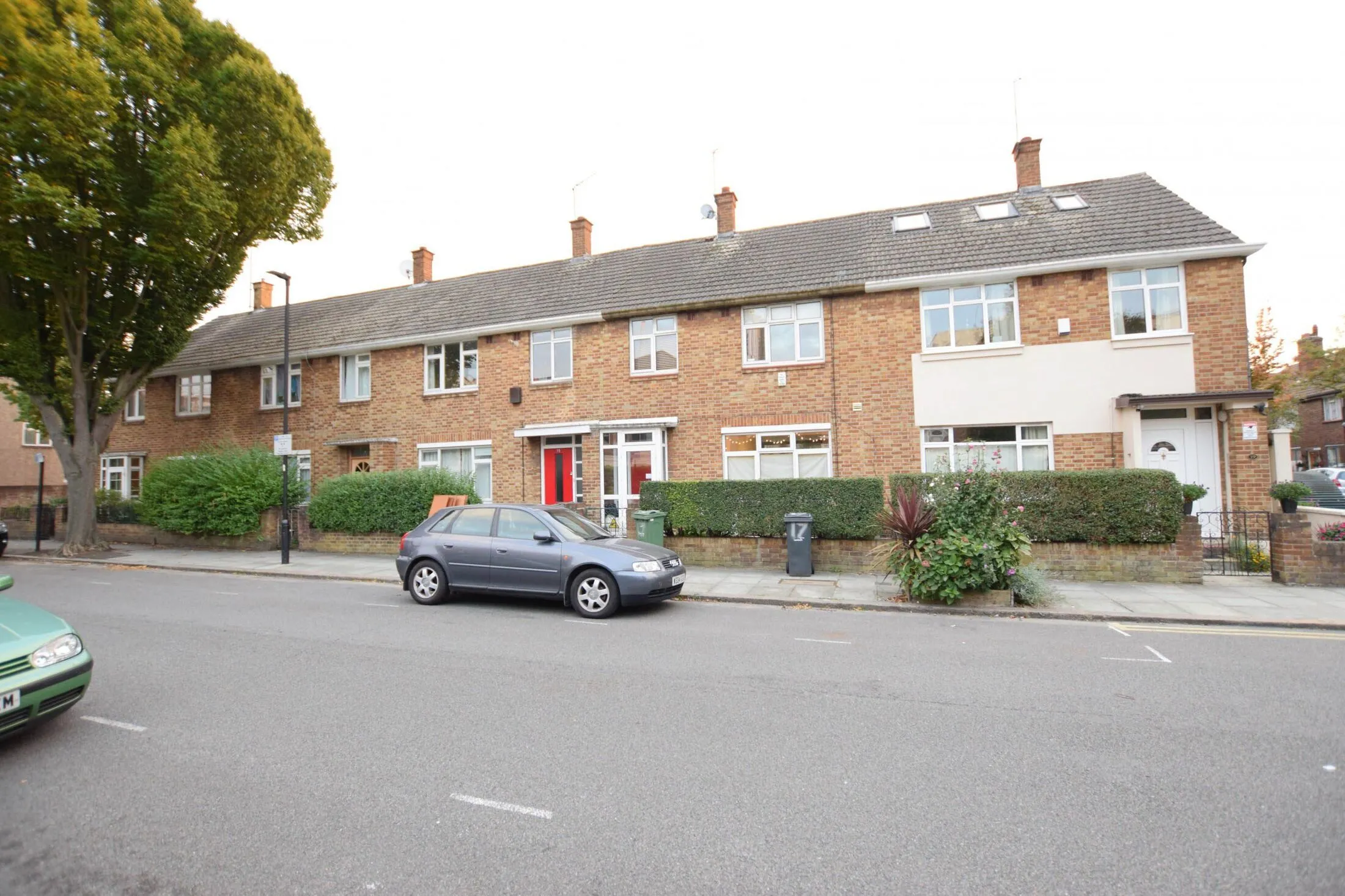 Flat Crimsworth Road in Greater London
