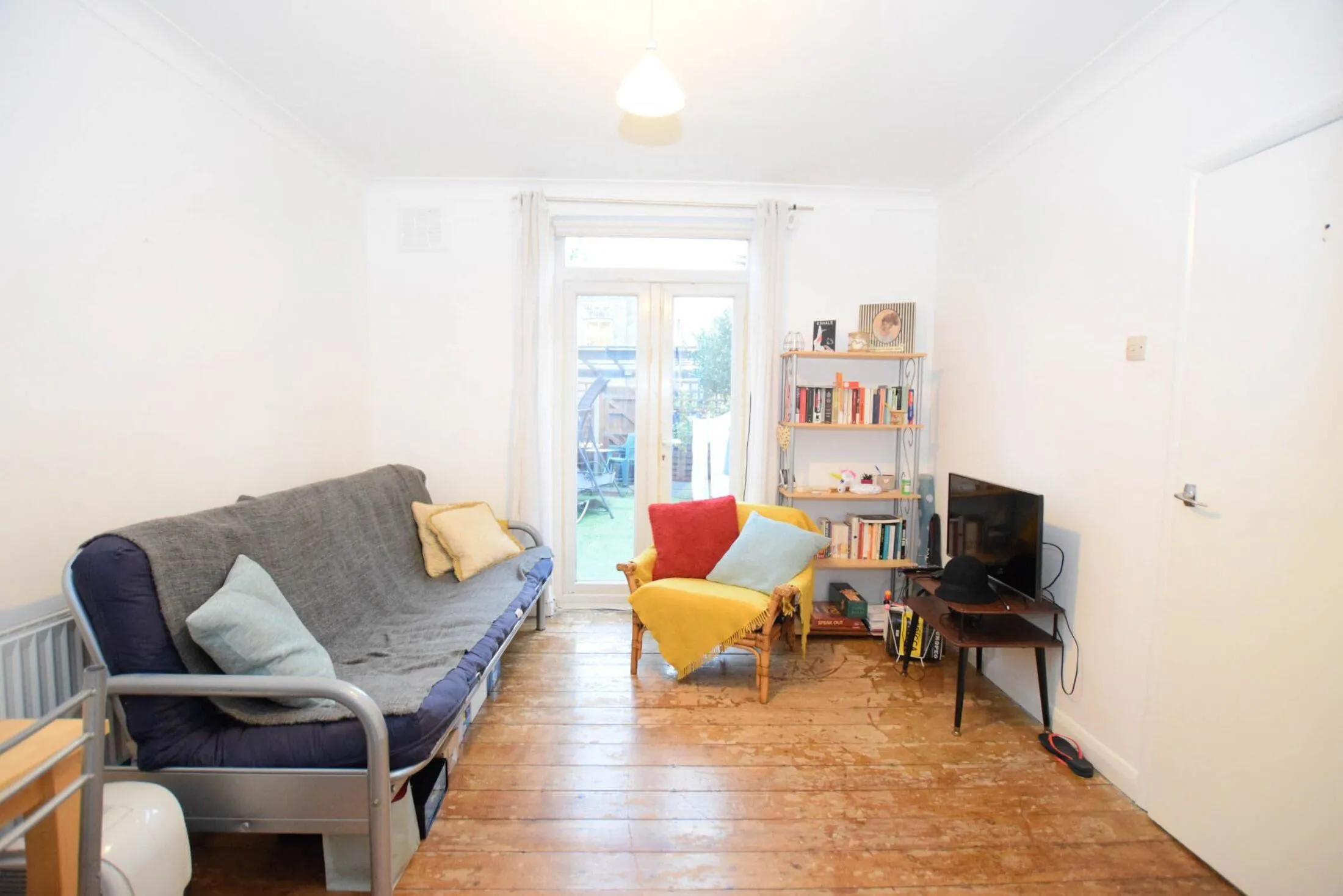 Flat Crimsworth Road in Greater London