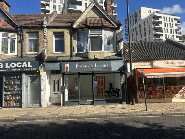 Flat Masons Avenue in Greater London