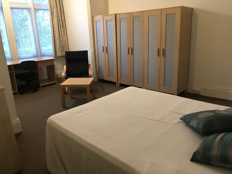 Room Otley Road in Leeds