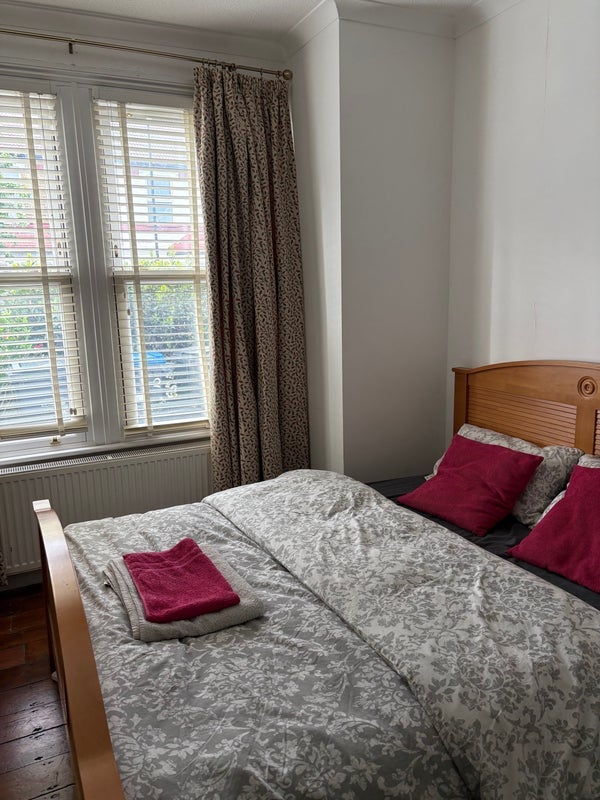 Room Ferndale Road in Greater London