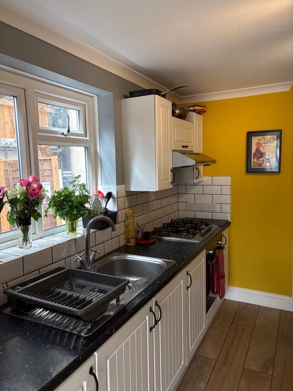 Room Ferndale Road in Greater London
