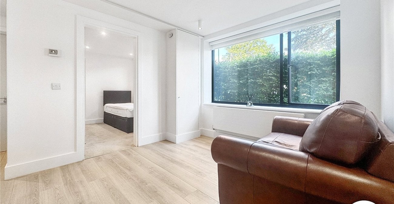 Flat Lingfield Crescent in Greater London