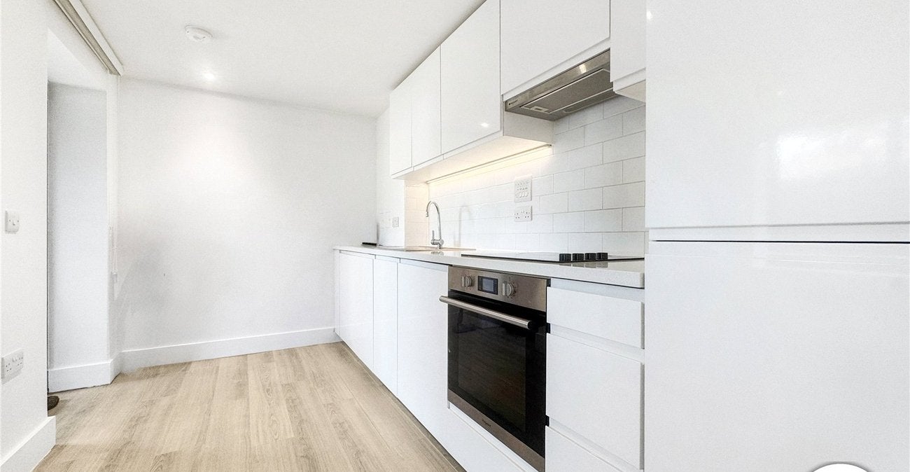 Flat Lingfield Crescent in Greater London