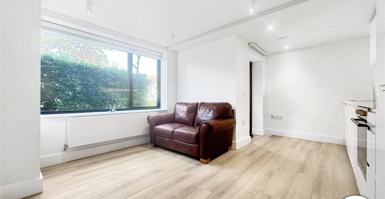 Flat Lingfield Crescent in Greater London