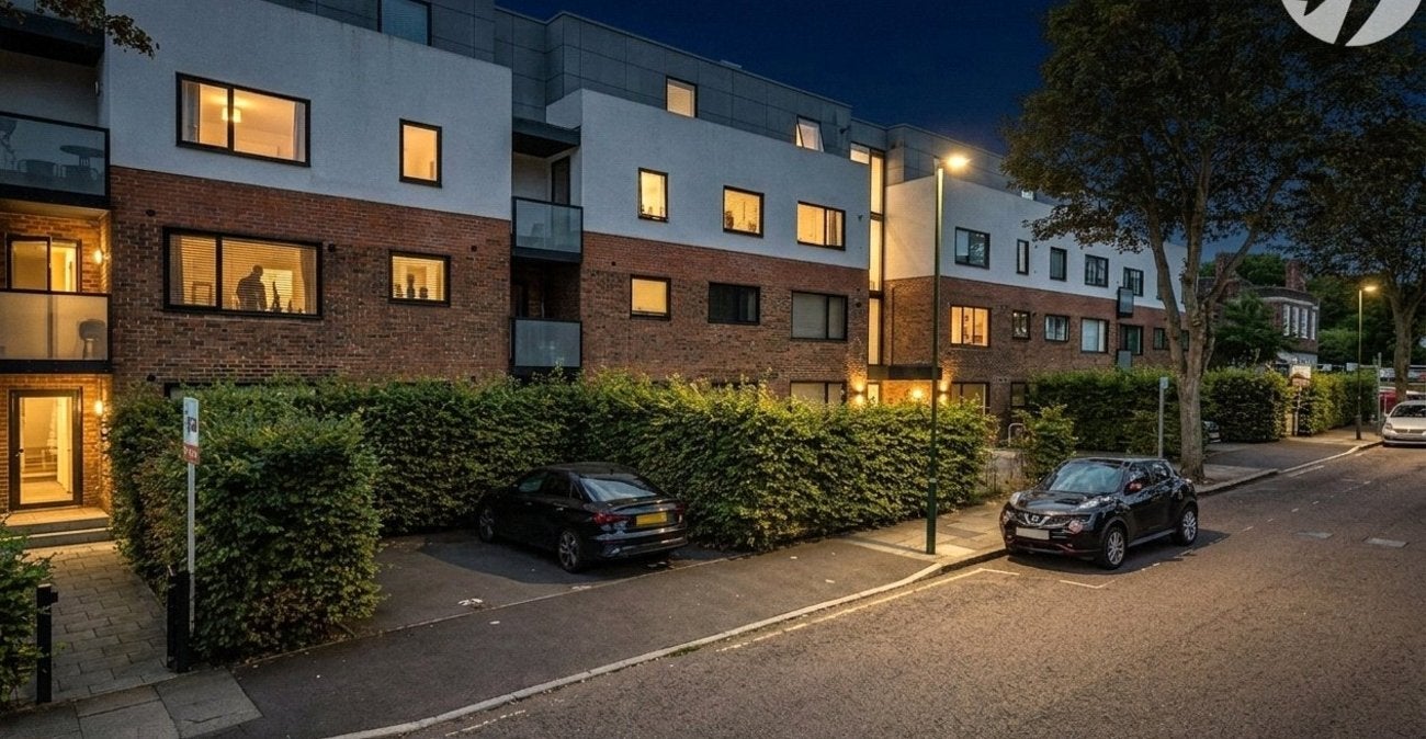 Flat Lingfield Crescent in Greater London
