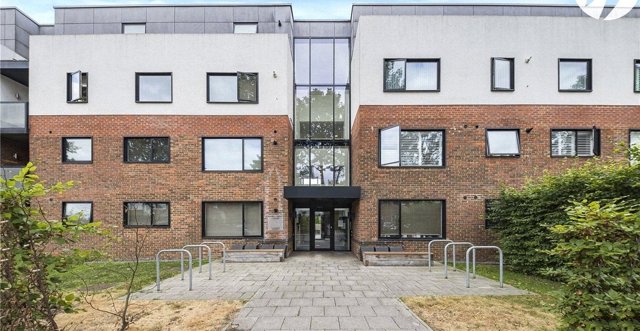 Flat Lingfield Crescent in Greater London