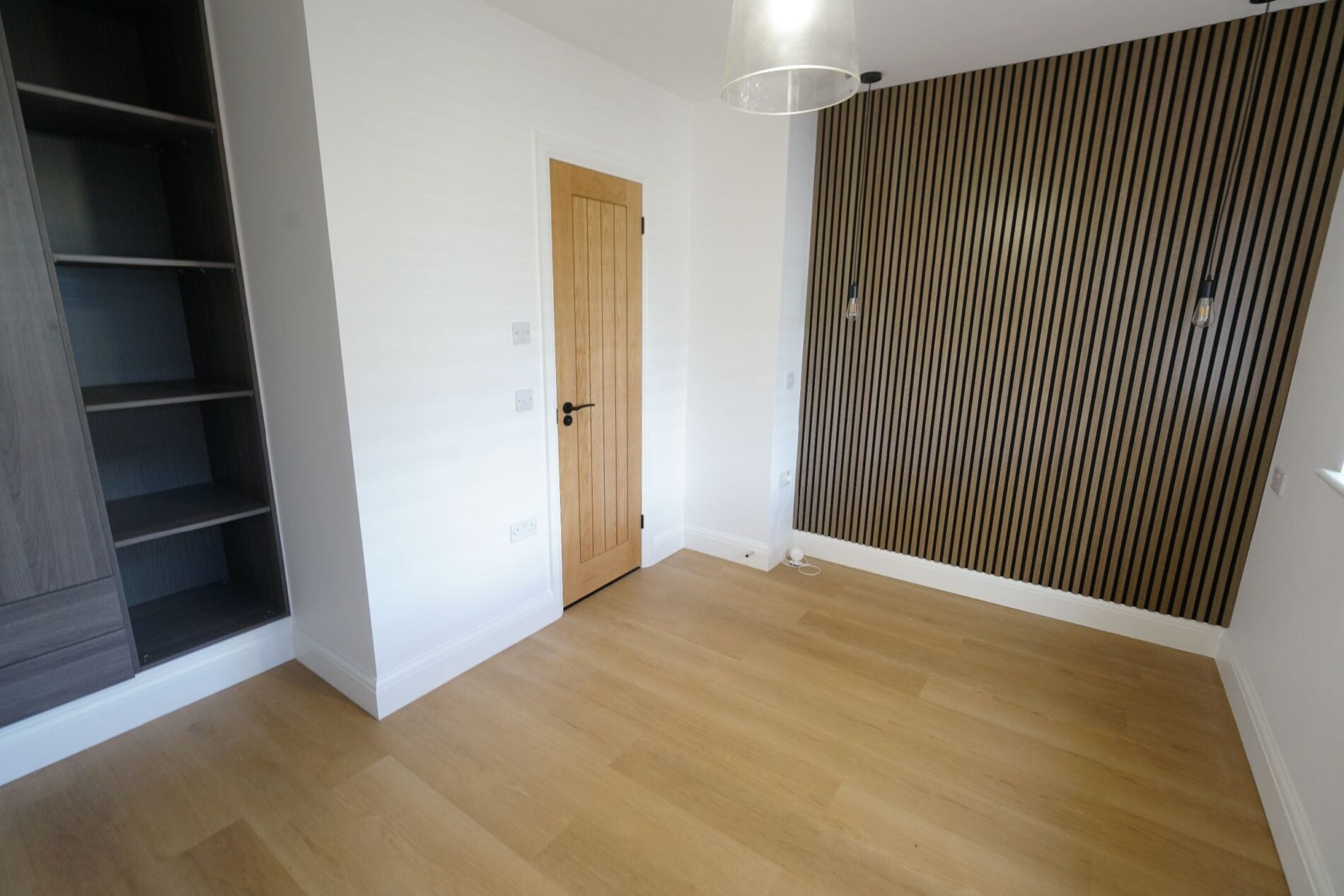 Room Motherwell Way in Grays