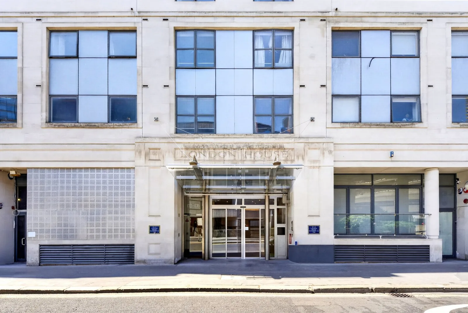Flat Aldersgate Street in City of London