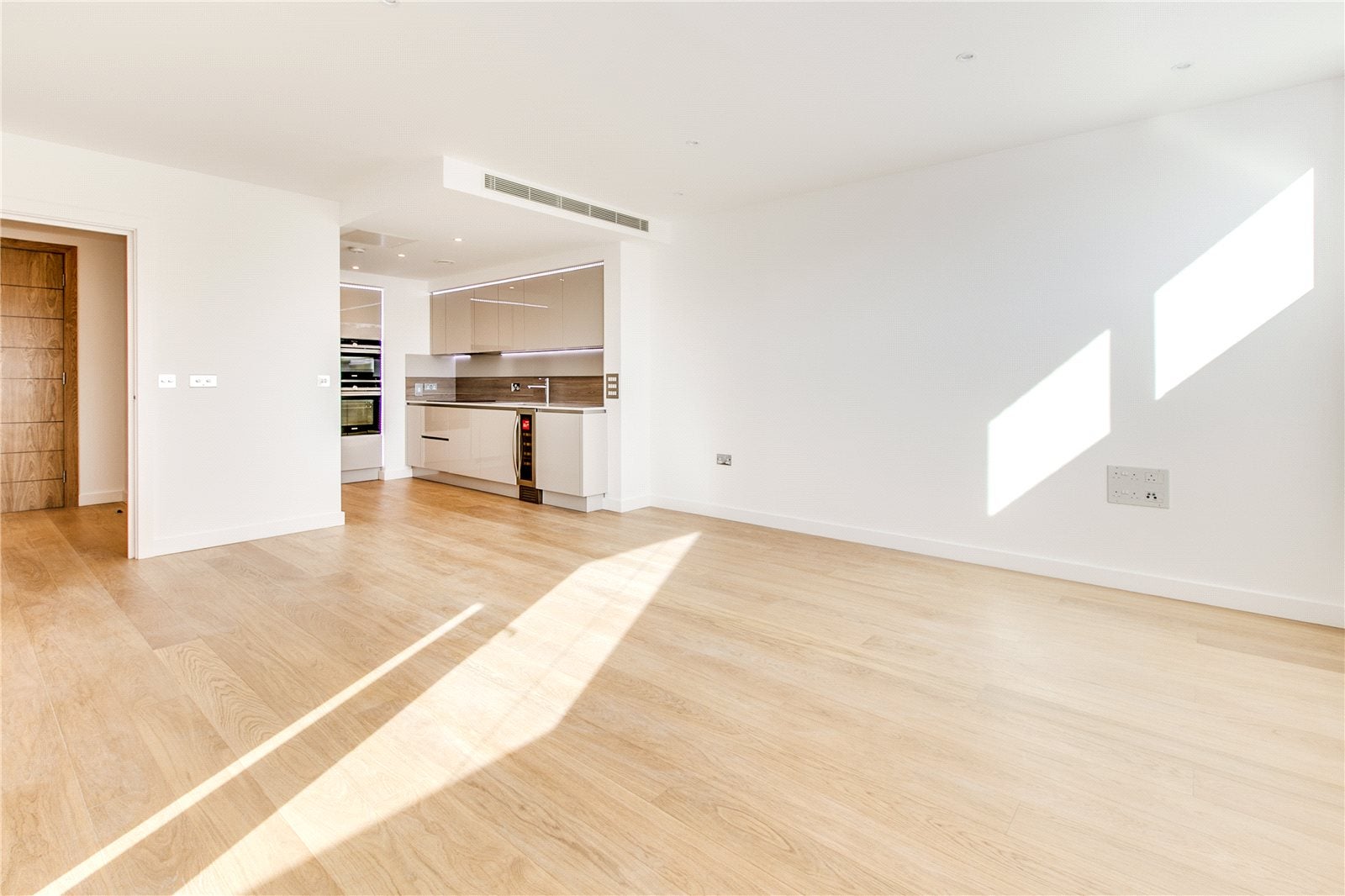 Flat Holland Park Avenue in Greater London