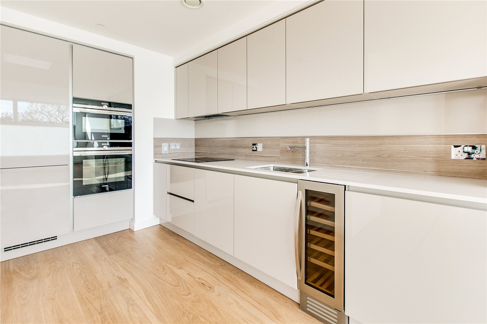 Flat Holland Park Avenue in Greater London