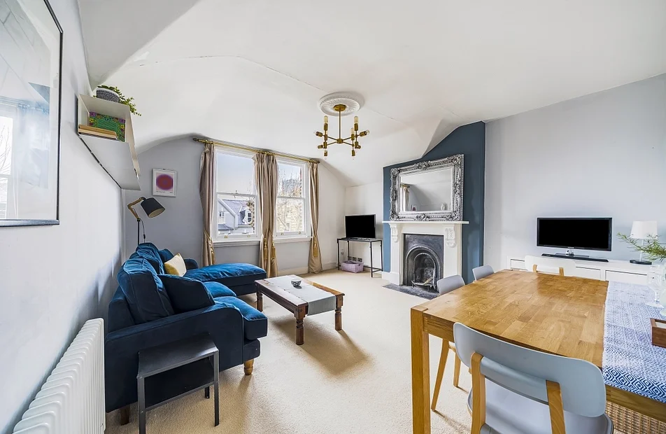 Flat Brondesbury Villas in London