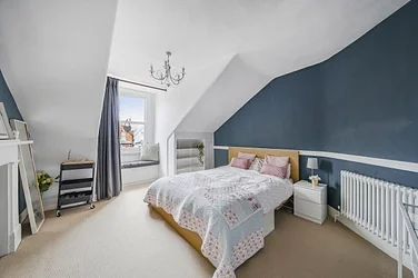 Flat Brondesbury Villas in London