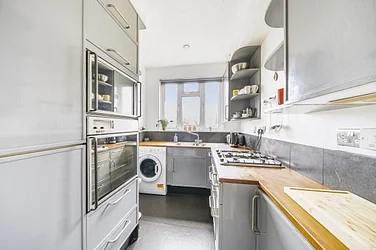 Flat Brondesbury Villas in London