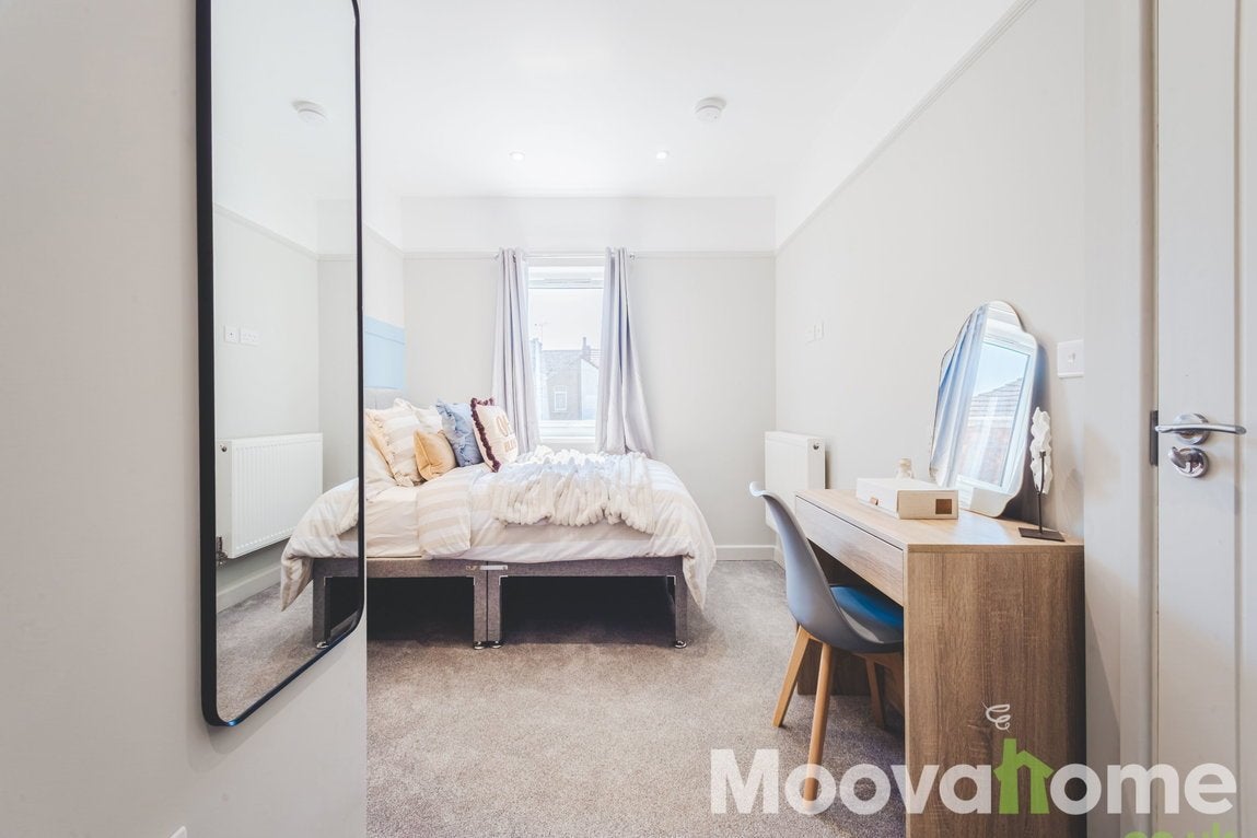 Room Faringdon Road in Swindon