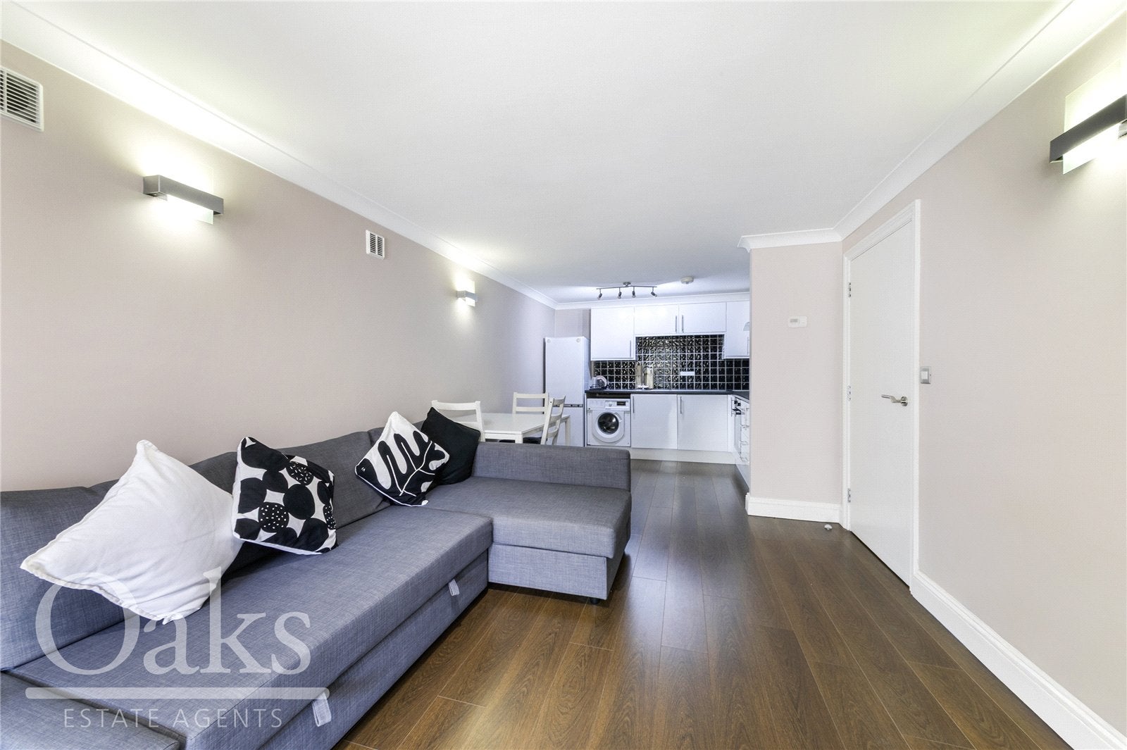 Flat Addiscombe Grove in Greater London