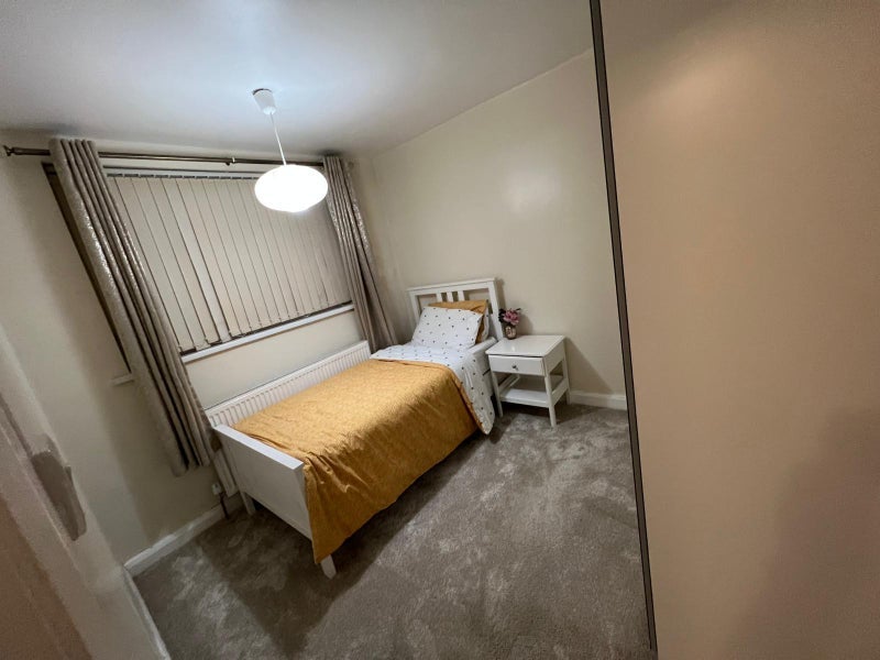 Room Hollins Grove in Manchester