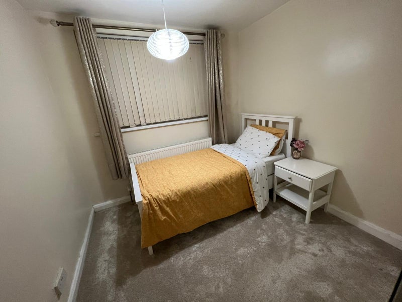Room Hollins Grove in Manchester