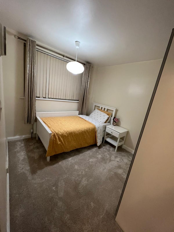 Room Hollins Grove in Manchester