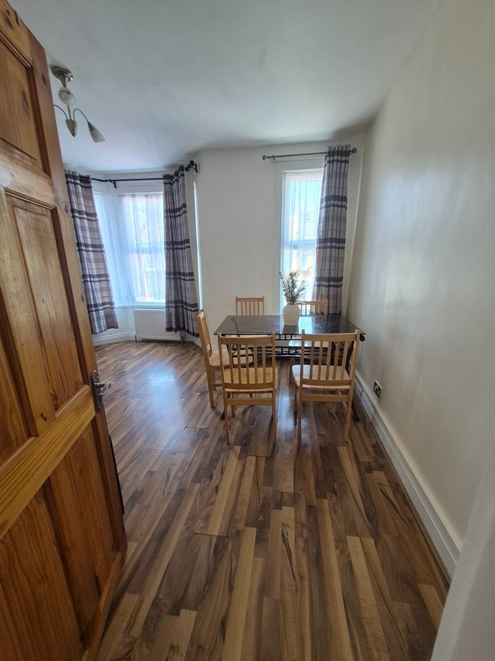 Flat Claude Road in Greater London