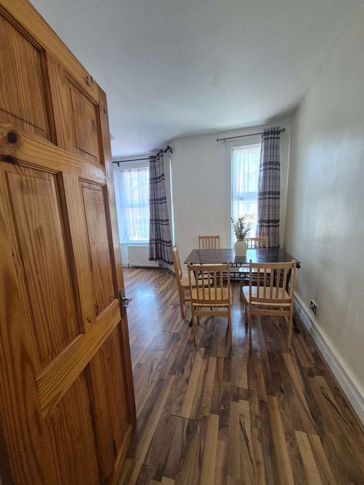 Flat Claude Road in Greater London