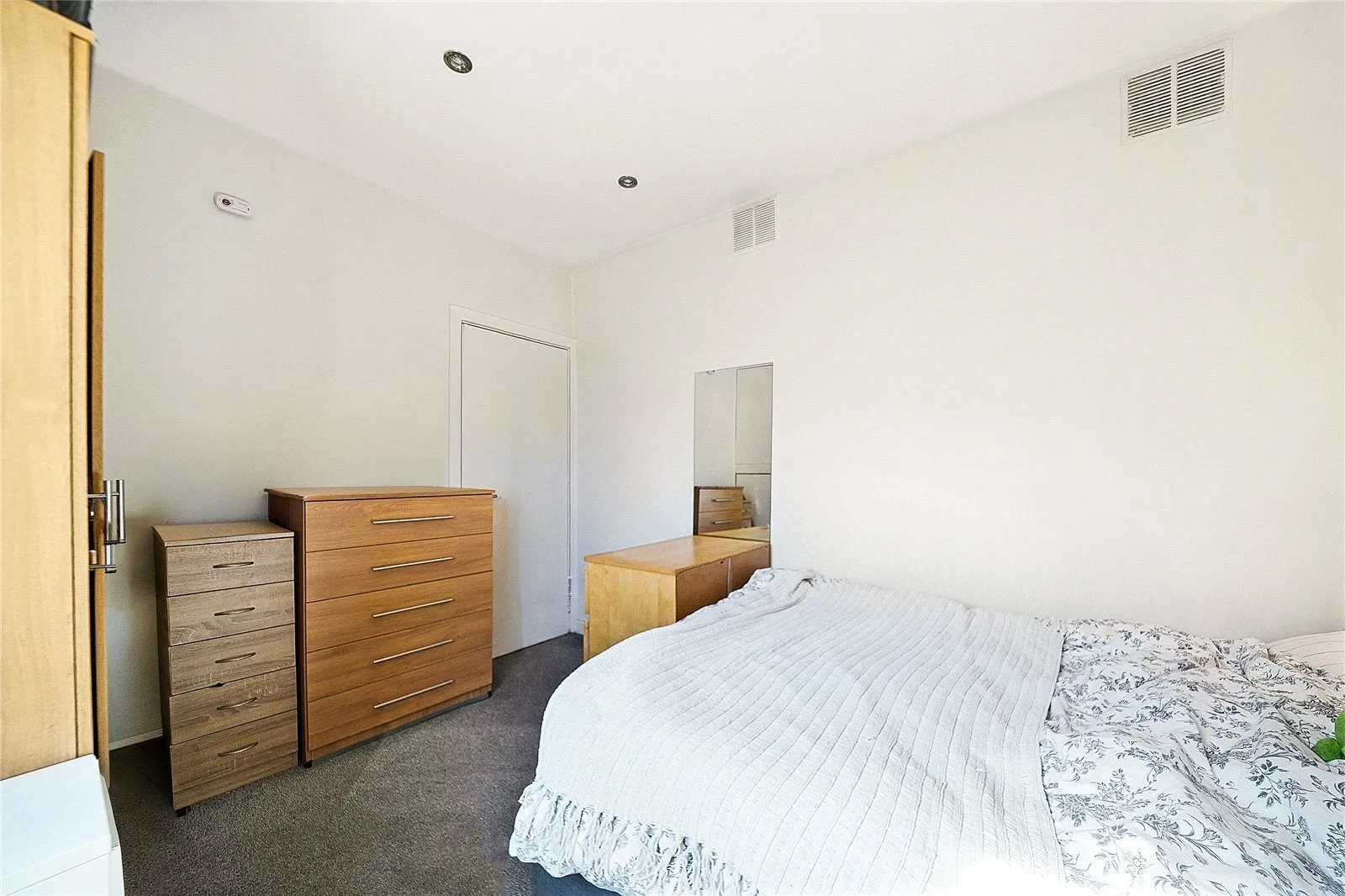 Flat Chapel Market in Greater London