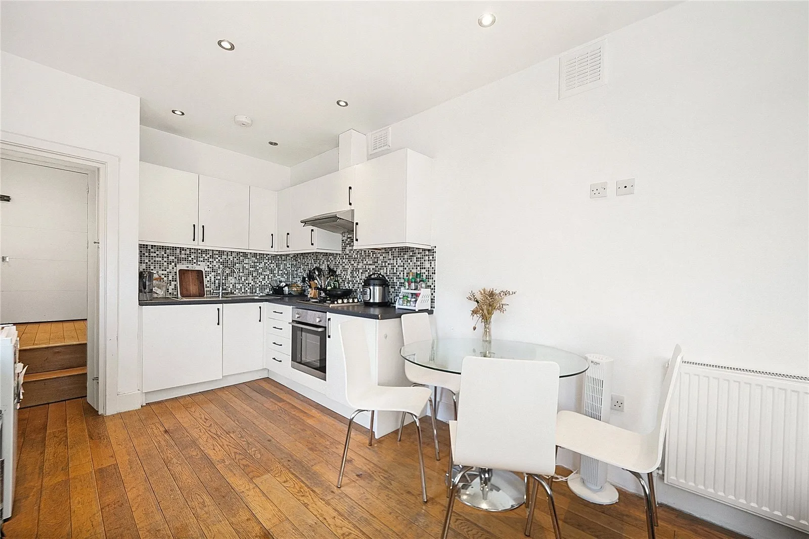 Flat Chapel Market in Greater London