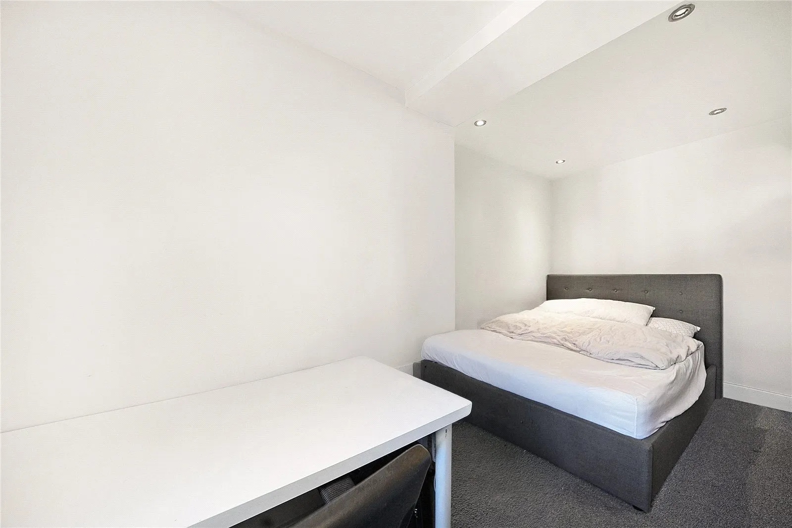 Flat Chapel Market in Greater London