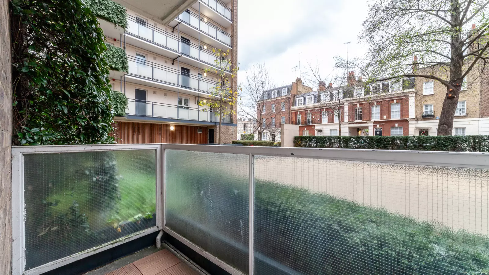 Flat Palace Mews in City of Westminster