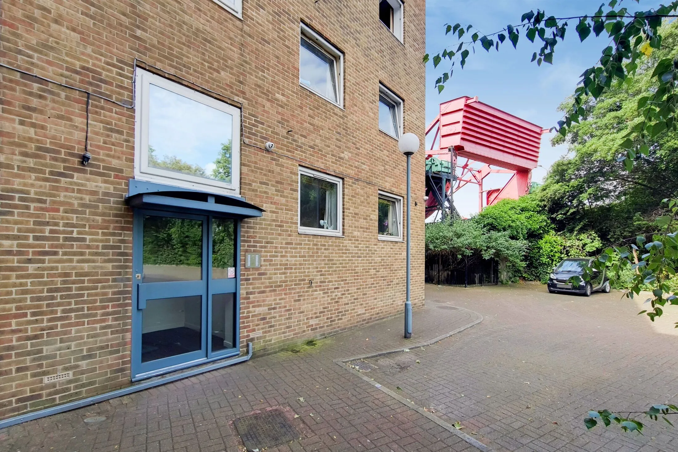 Flat Redriff Road in Greater London