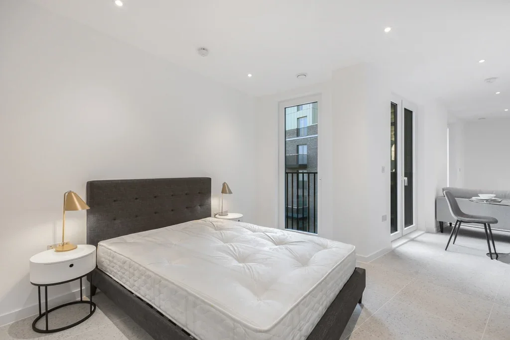 Flat Commercial Road in Greater London