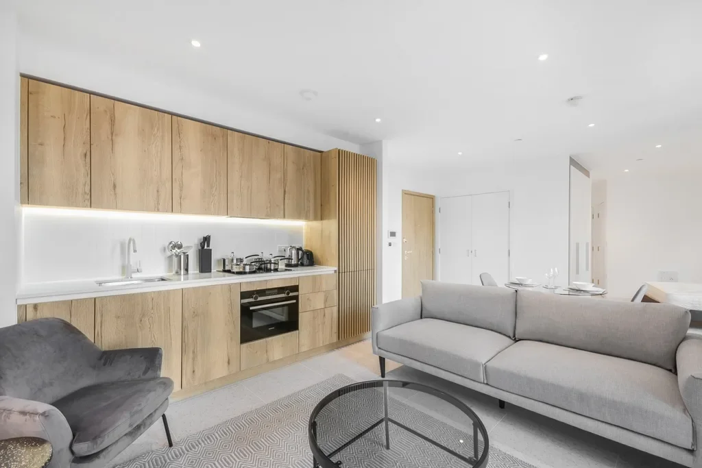 Flat Commercial Road in Greater London