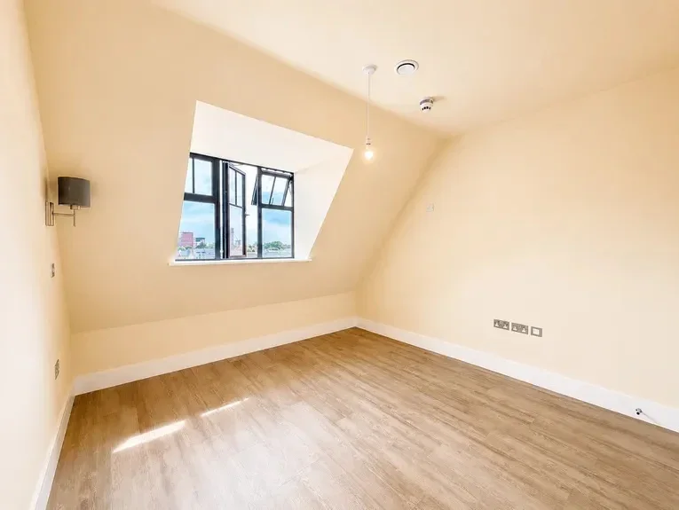 Flat Carlyle Road in Greater London
