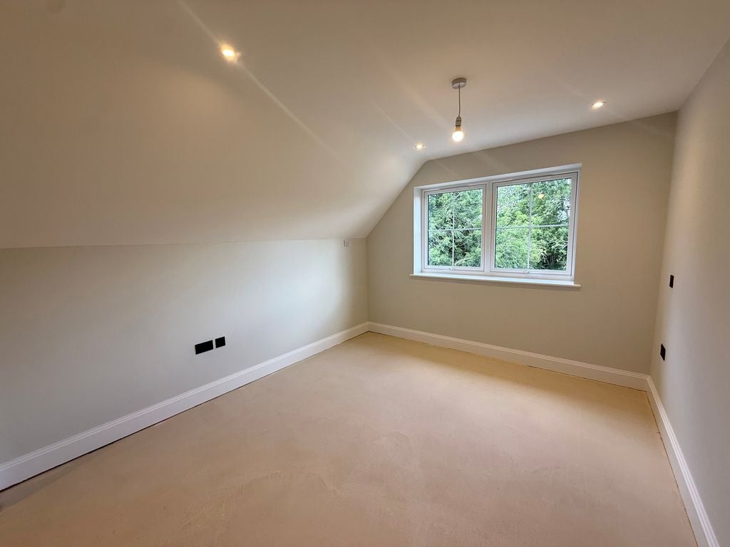 Flat Farleigh Road in Warlingham