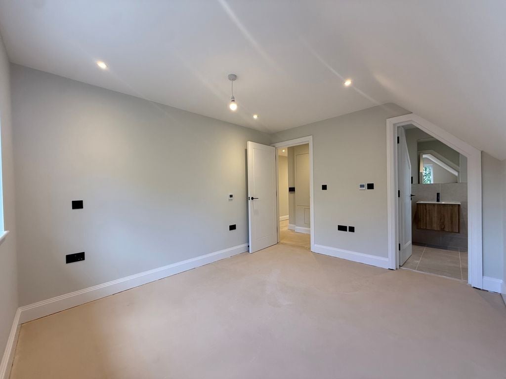 Flat Farleigh Road in Warlingham