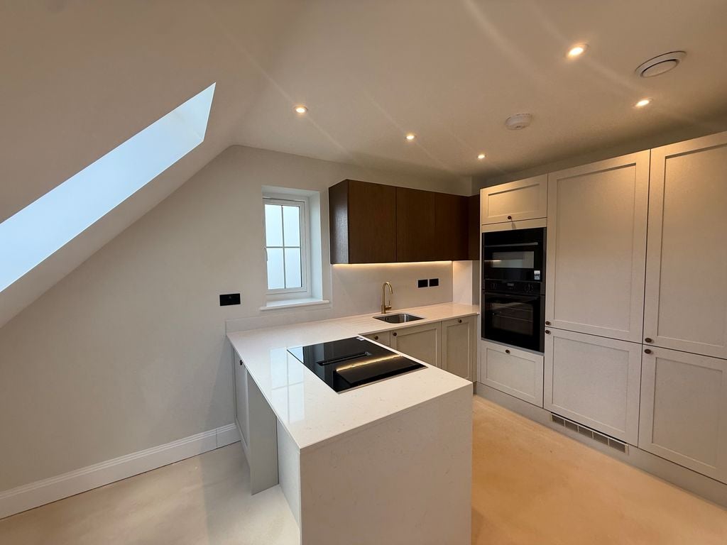 Flat Farleigh Road in Warlingham