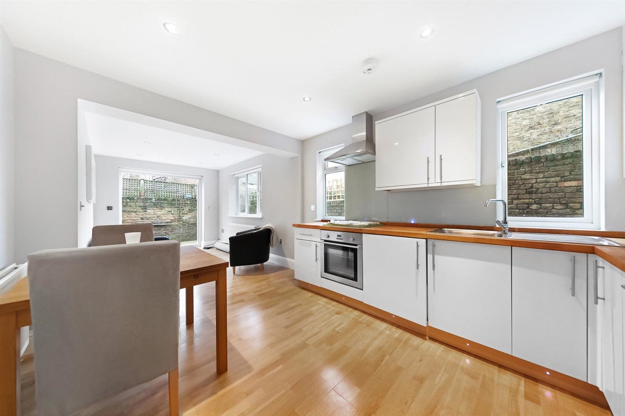 Flat Brading Road in Greater London