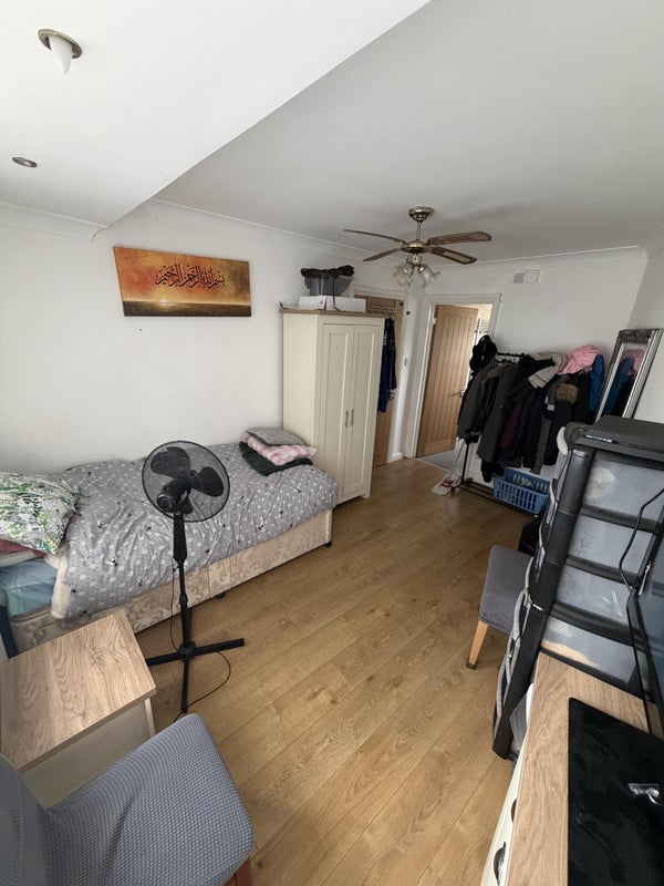Room Arnside Road in Cardiff