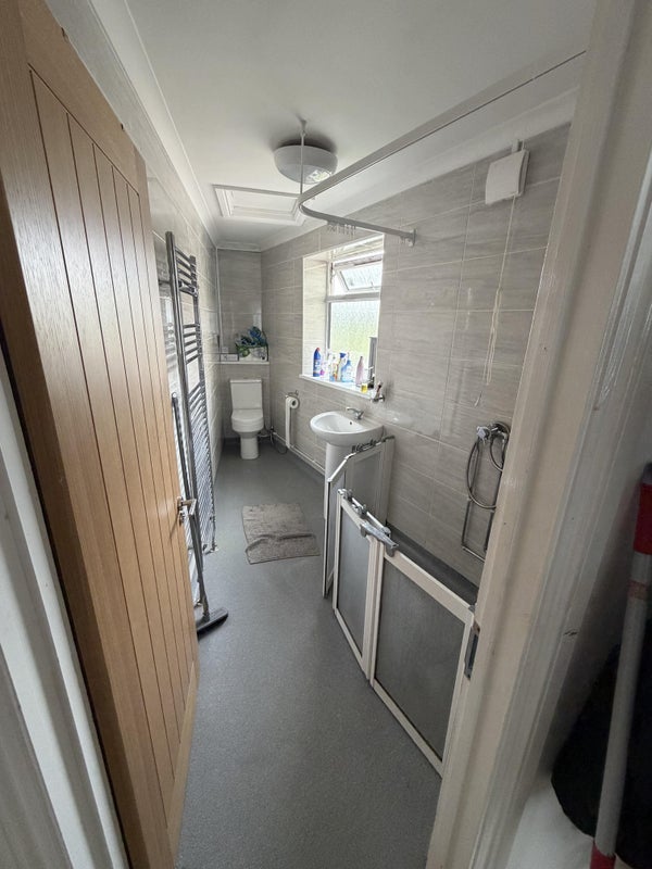 Room Arnside Road in Cardiff