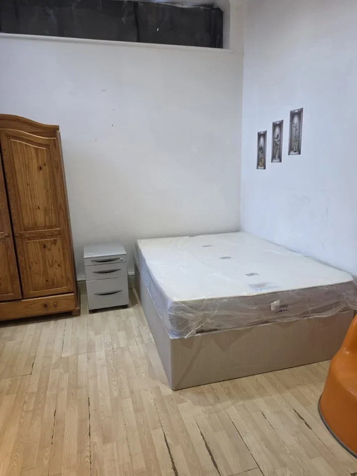 Room East Street in Greater London