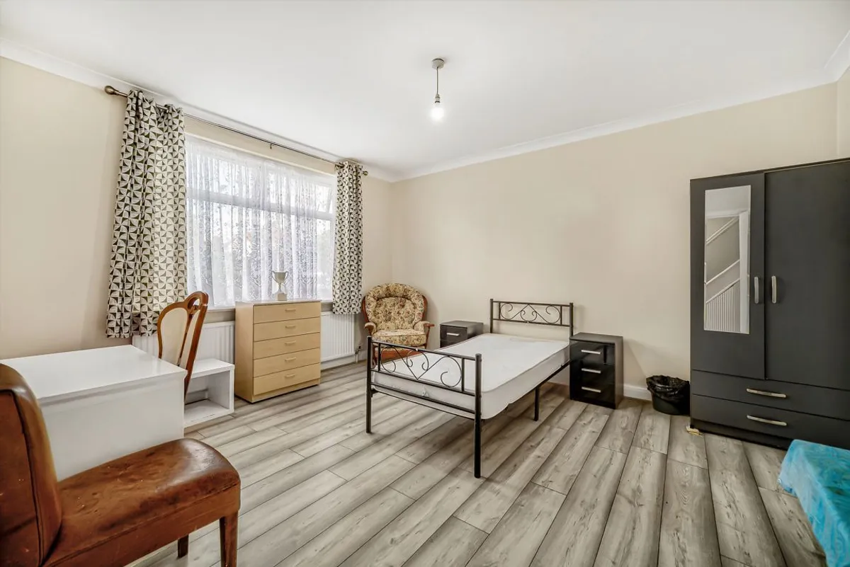 Room Chatsworth Crescent in Greater London