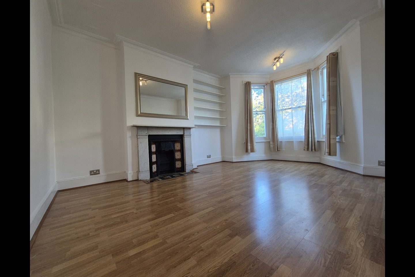Flat Woodside in Greater London