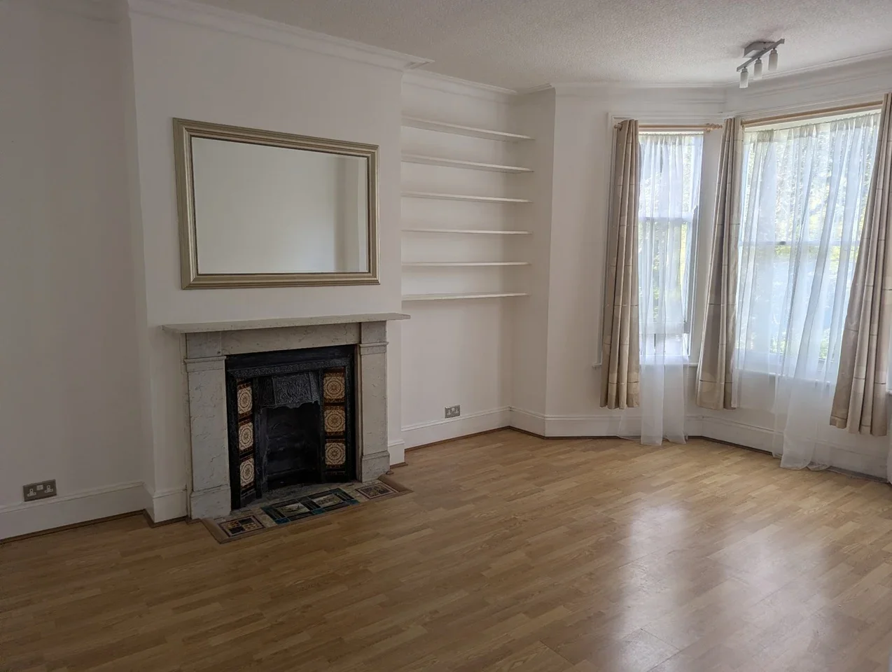 Flat Woodside in Greater London