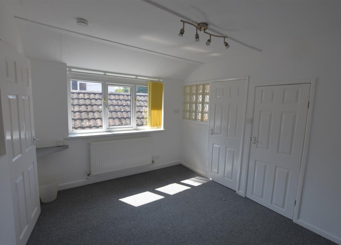 Flat Hearsall Lane in Coventry