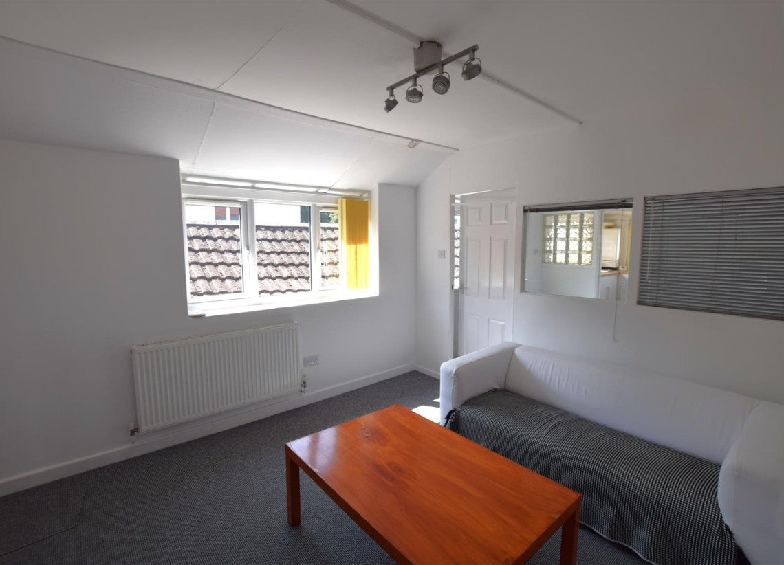 Flat Hearsall Lane in Coventry