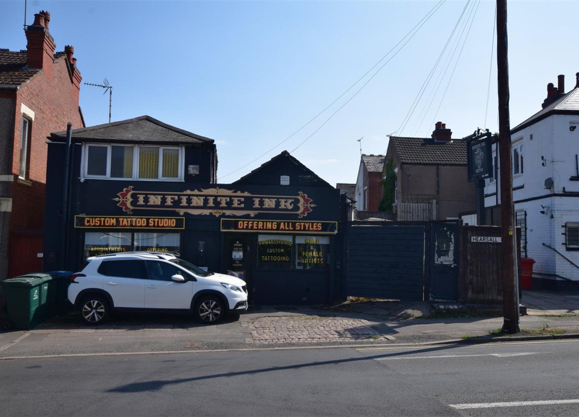 Flat Hearsall Lane in Coventry