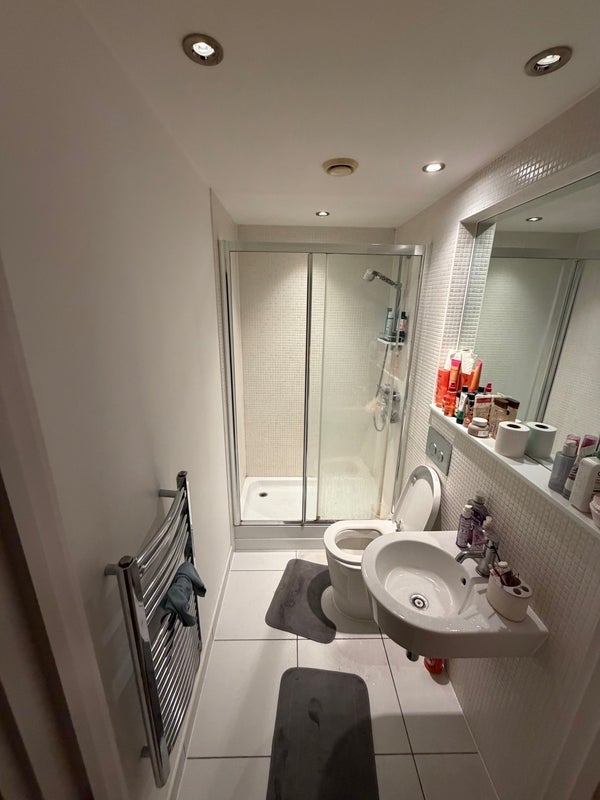 Room Lightermans Road in Greater London