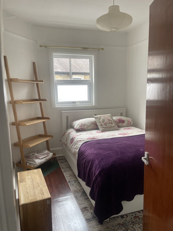 Room Dumbarton Road in Greater London