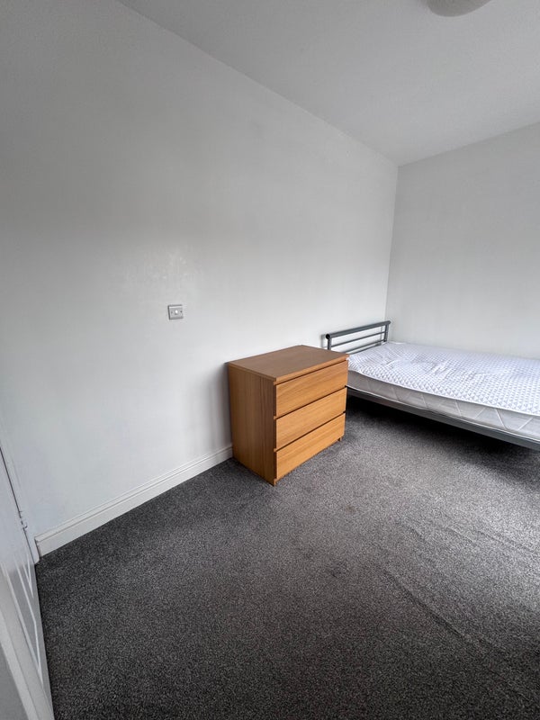 Room Barrydale Avenue in Nottingham