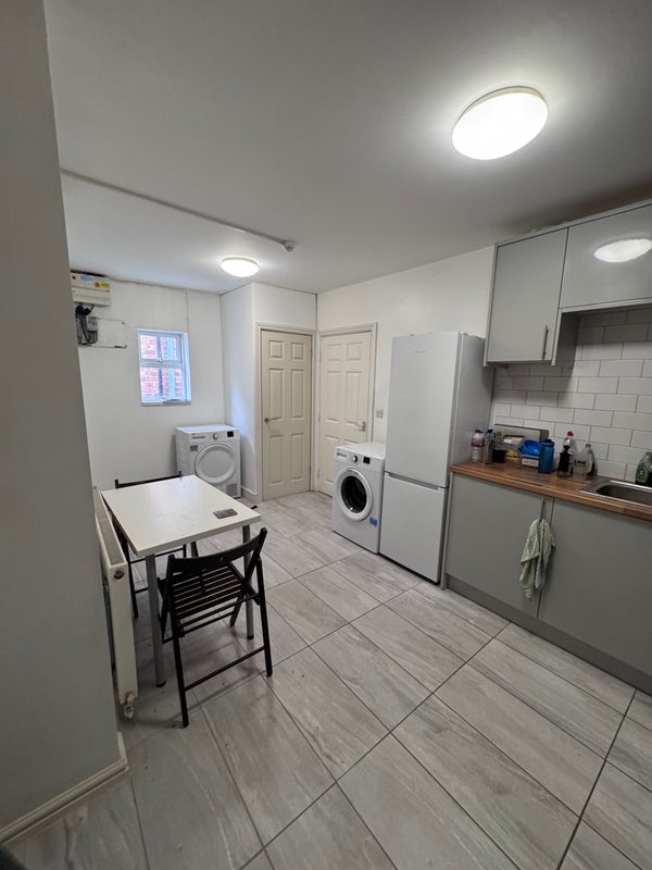 Room Barrydale Avenue in Nottingham